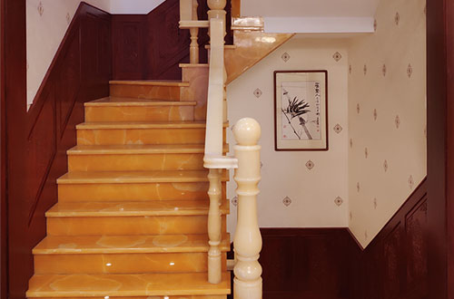 太和中式别墅室内汉白玉石楼梯的定制安装装饰效果